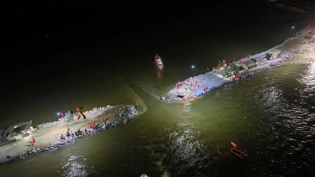 决堤近77小时后,洞庭湖决口成功合龙 决堤近77小时后,洞庭湖决口成功合龙