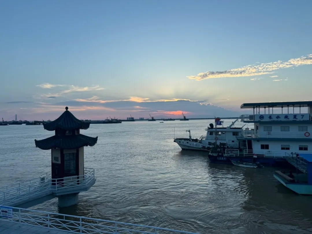 决堤近77小时后,洞庭湖决口成功合龙 决堤近77小时后,洞庭湖决口成功合龙