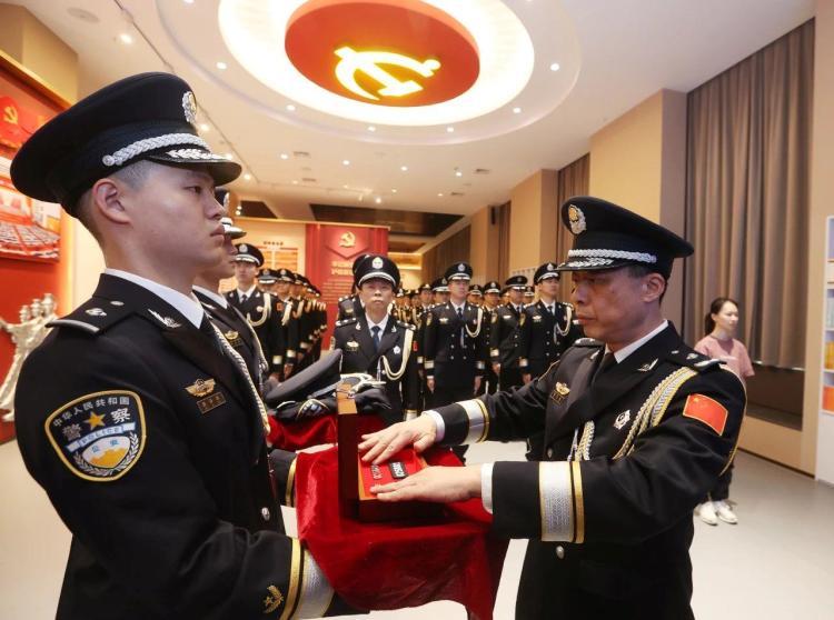 “敬礼!警号025881封存”,武汉公安封存英雄民警邱建军警号 “敬礼!警号025881封存”,武汉公安封存英雄民警邱建军警号