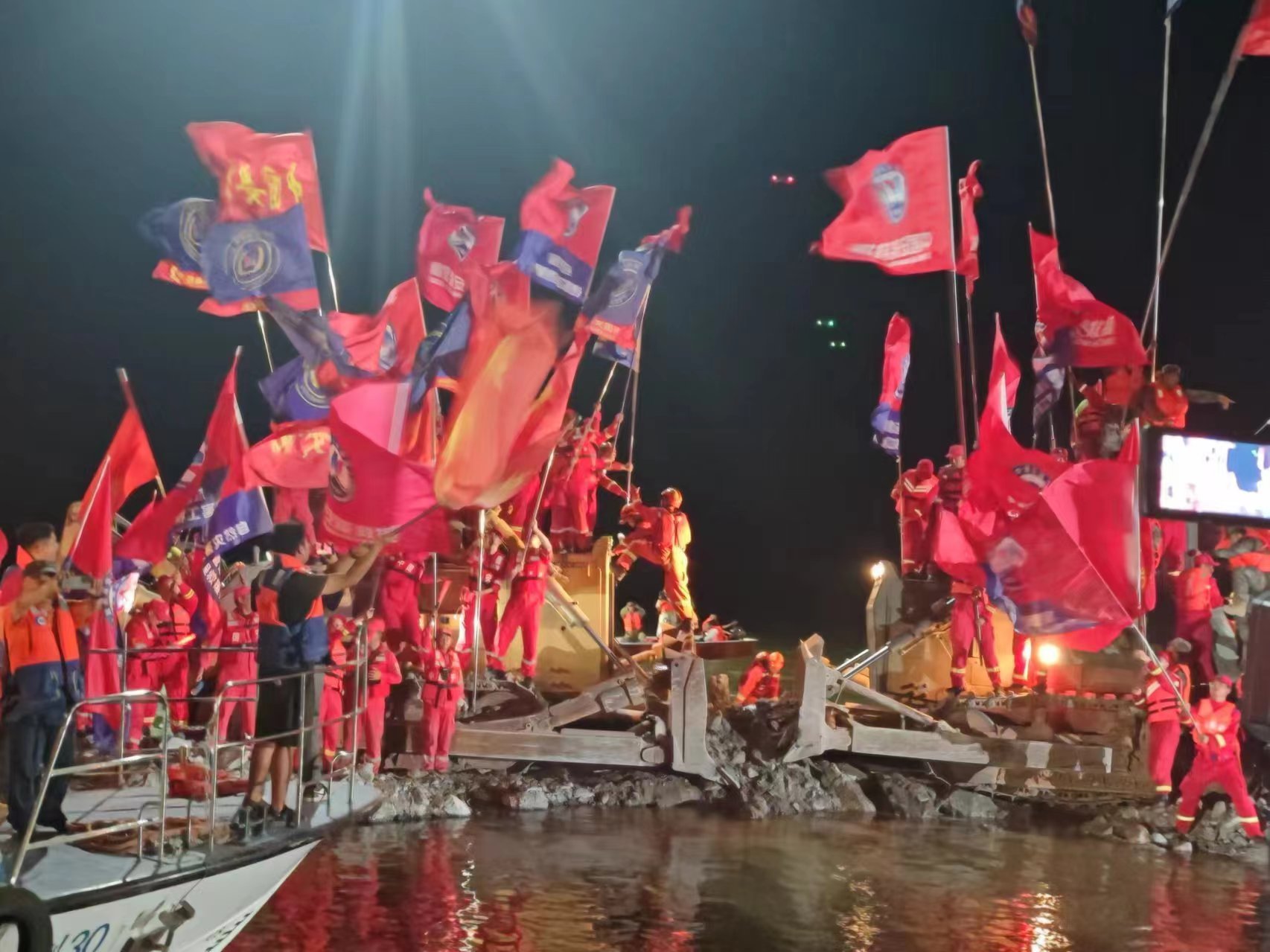 辛苦了!洞庭湖决口成功合龙! 辛苦了!洞庭湖决口成功合龙!