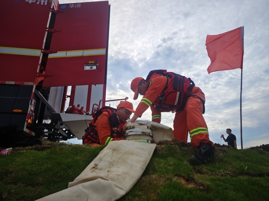 团洲垸内2.1亿立方米水量预计17天排完！消防持续排涝，增援力量今日将全部抵达