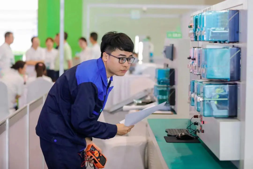 凭啥?他能从“讲台”走上国际技能大赛“奖台” 凭啥?他能从“讲台”走上国际技能大赛“奖台”