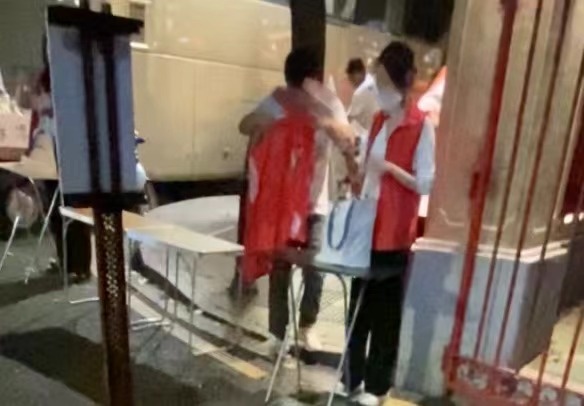 高调叫卖假CD！广州一音乐会现场外，多名粉丝被骗