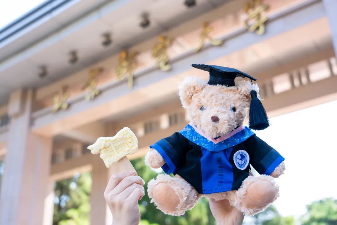 高校文创雪糕上新！大学生：“该如何委婉地让学校看到……”