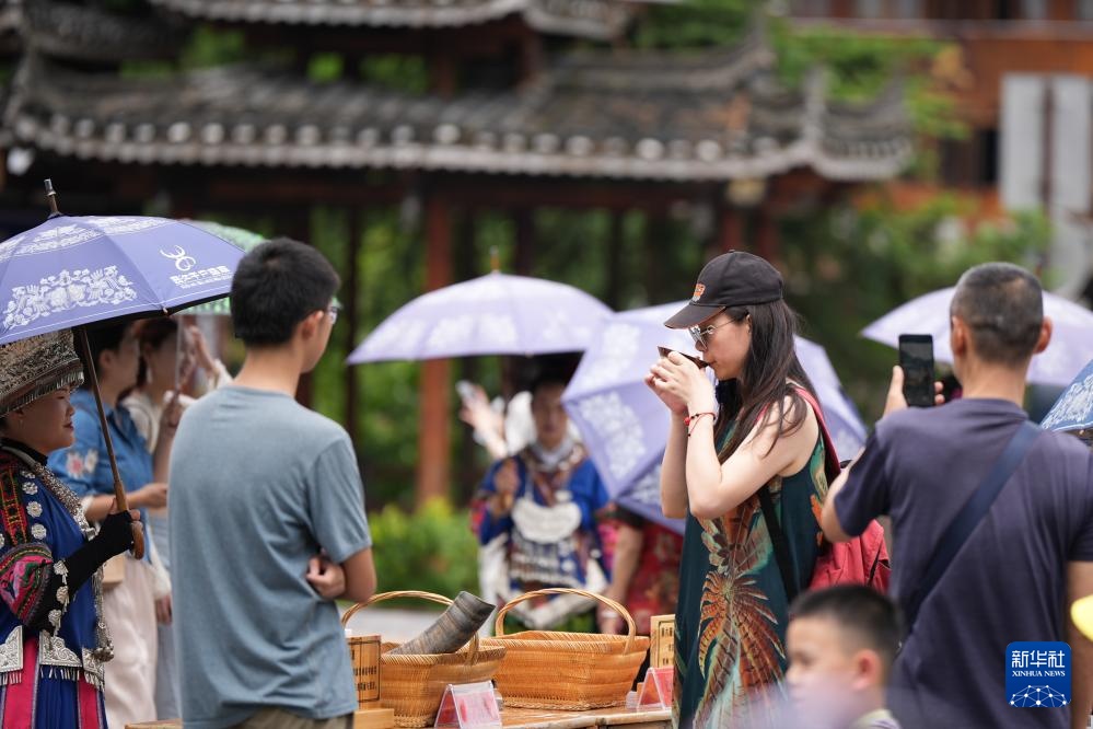 贵州：西江千户苗寨迎来暑期旅游旺季