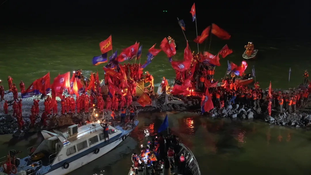 决堤近77小时后,洞庭湖决口成功合龙 决堤近77小时后,洞庭湖决口成功合龙