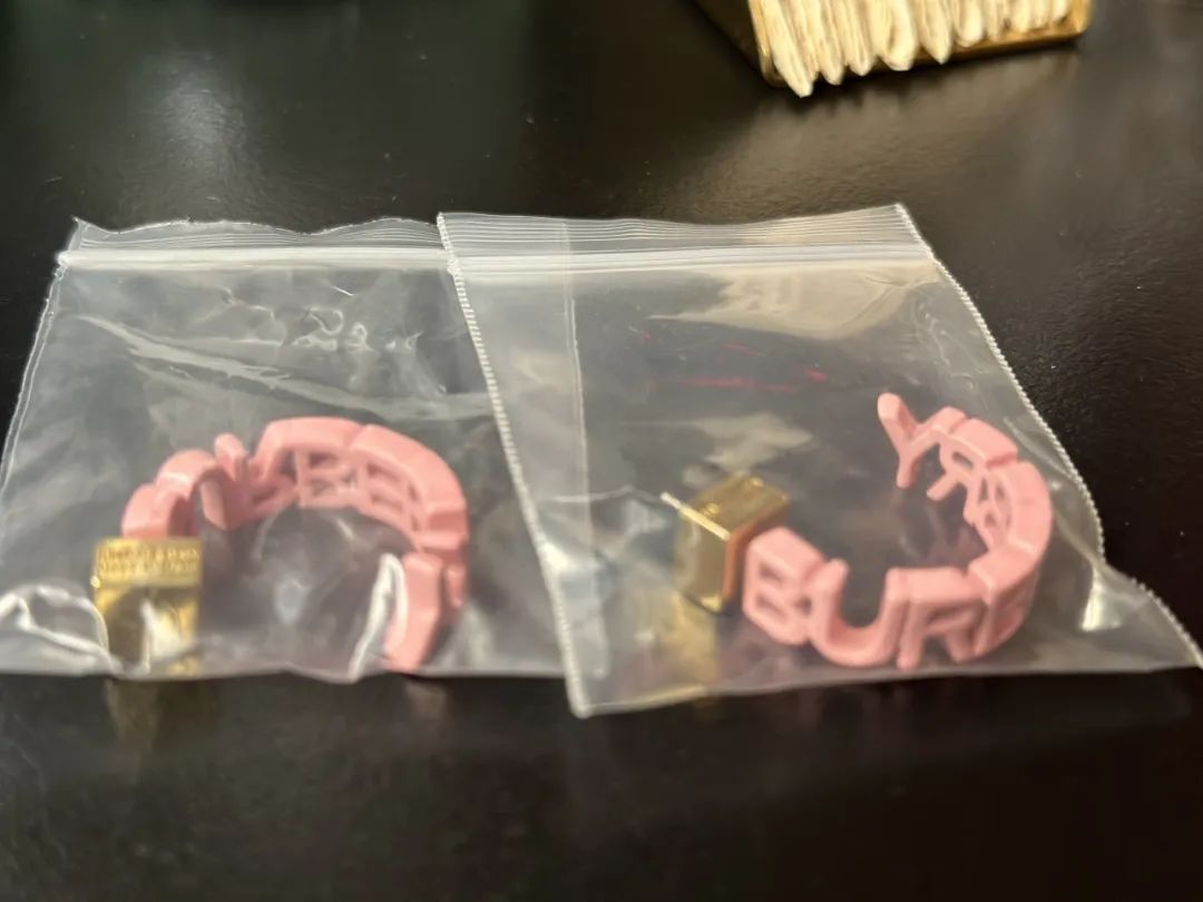 上海市中心一集市公然卖假货？众多奢侈品牌首饰，几百元就能买