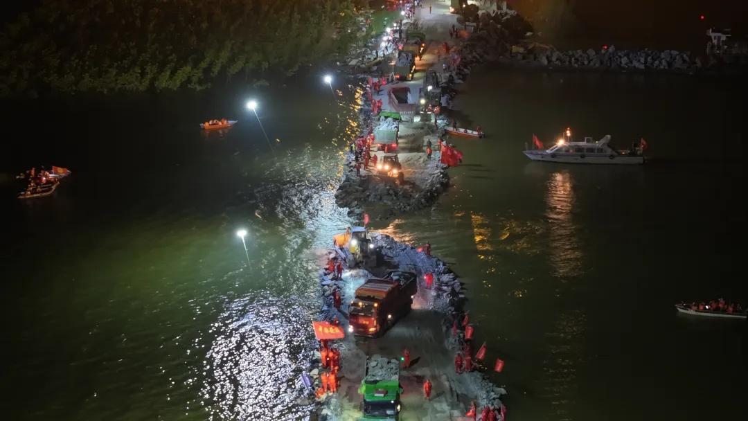 决堤近77小时后,洞庭湖决口成功合龙 决堤近77小时后,洞庭湖决口成功合龙