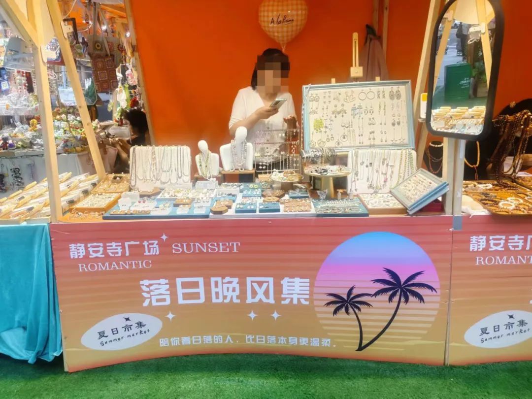 上海市中心一集市公然卖假货？众多奢侈品牌首饰，几百元就能买