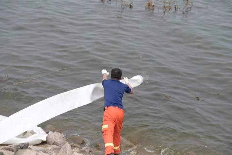 直击团洲垸排涝现场！应急抢险车辆排长龙，有队员穿上“黑科技”可抵抗疫水和血吸虫