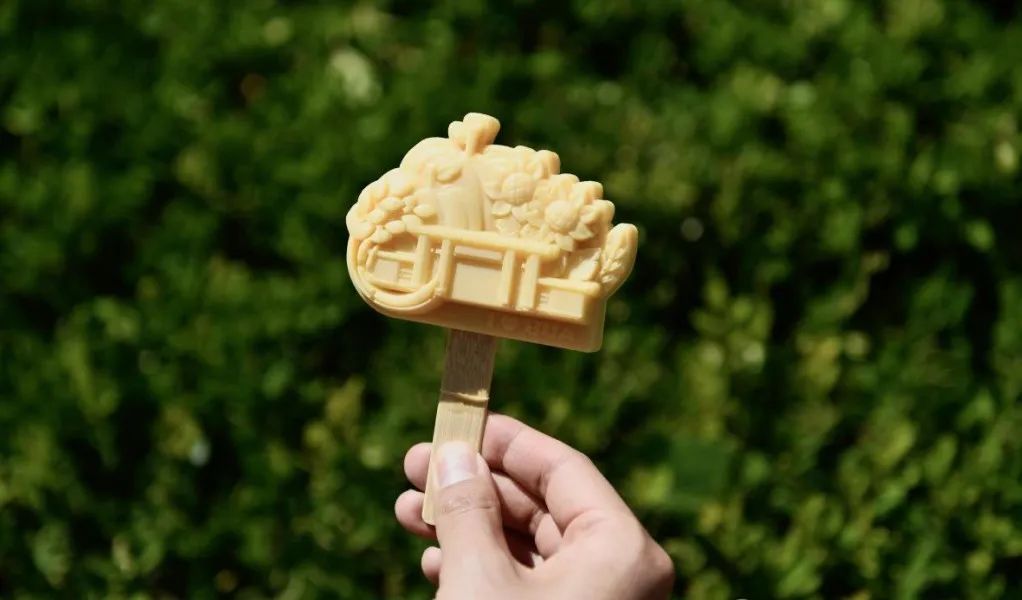 高校文创雪糕上新！大学生：“该如何委婉地让学校看到……”