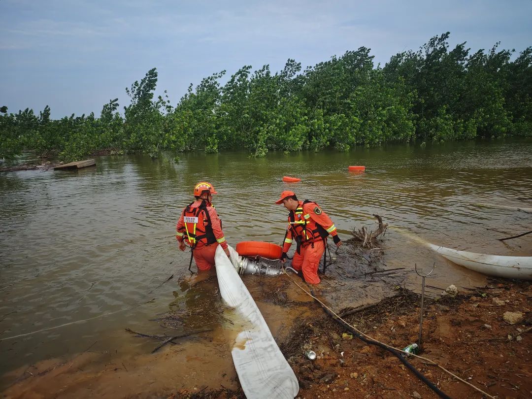 团洲垸内2.1亿立方米水量预计17天排完！消防持续排涝，增援力量今日将全部抵达