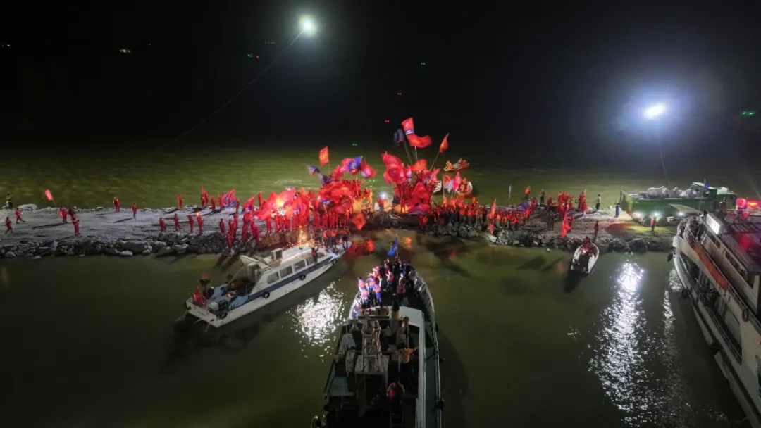 决堤近77小时后,洞庭湖决口成功合龙 决堤近77小时后,洞庭湖决口成功合龙