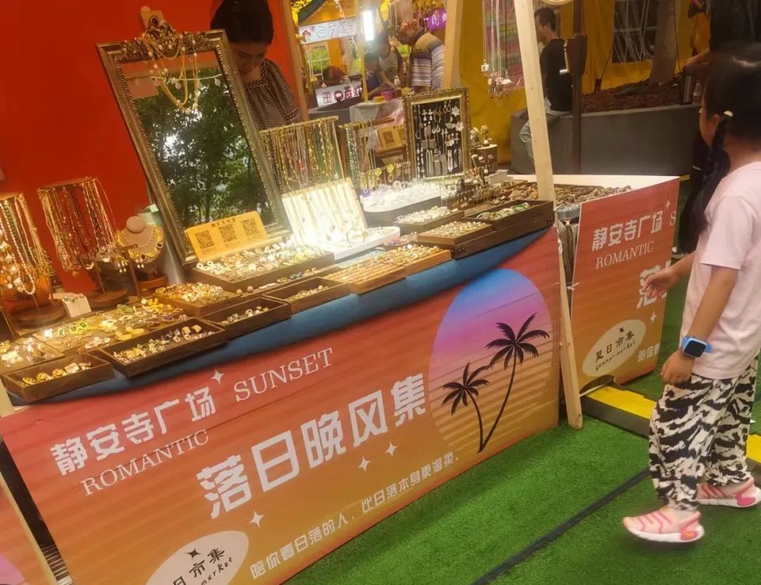 上海市中心一集市公然卖假货？众多奢侈品牌首饰，几百元就能买