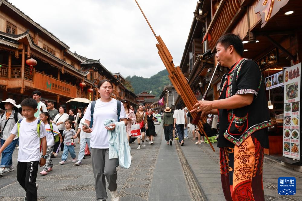 贵州：西江千户苗寨迎来暑期旅游旺季