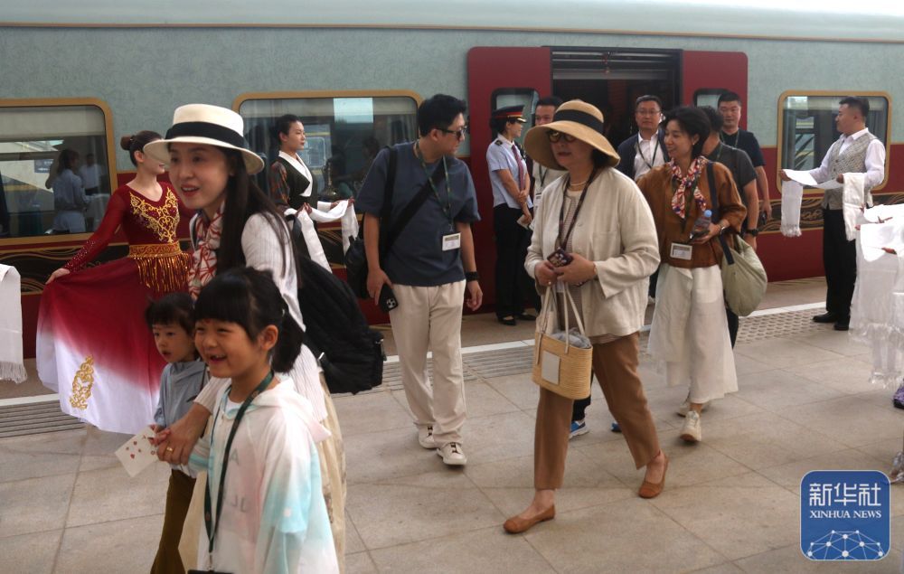 首趟“丝路梦享号”国际化旅游列车开进敦煌 首趟“丝路梦享号”国际化旅游列车开进敦煌