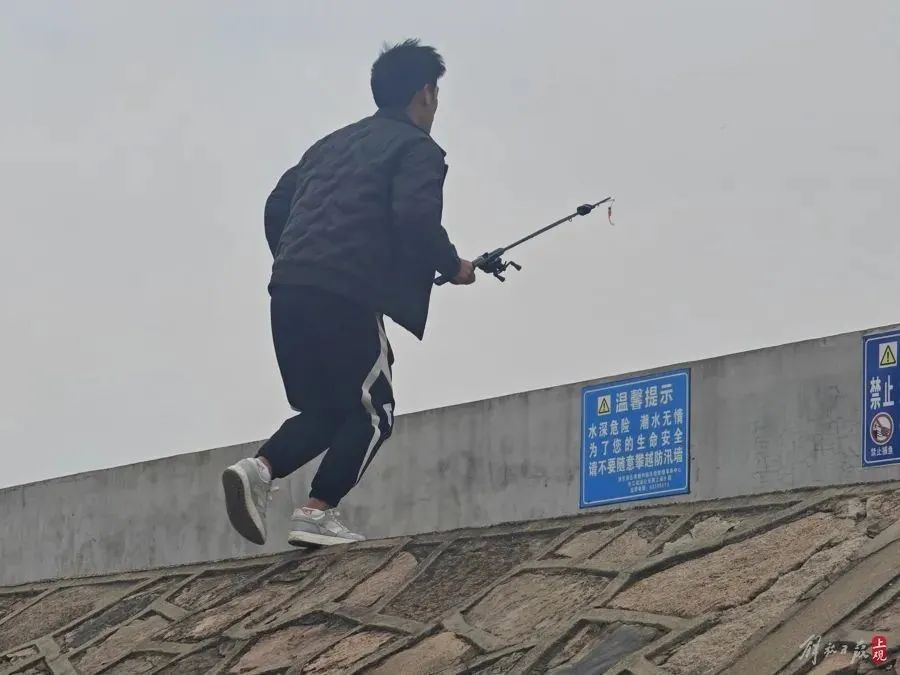 沪一女子违规翻越围墙,还指责救援人员救援不及时?网友怒了! 沪一女子违规翻越围墙,还指责救援人员救援不及时?网友怒了!