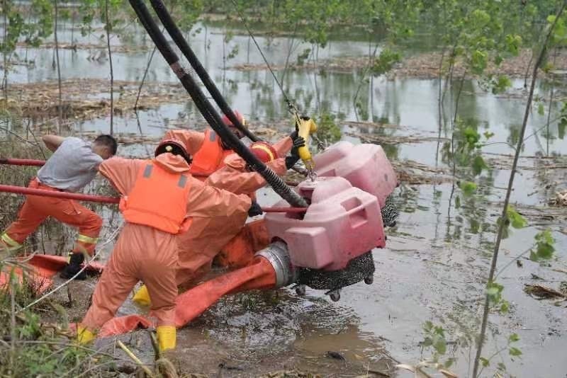 直击团洲垸排涝现场！应急抢险车辆排长龙，有队员穿上“黑科技”可抵抗疫水和血吸虫