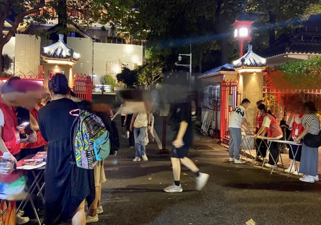 高调叫卖假CD！广州一音乐会现场外，多名粉丝被骗