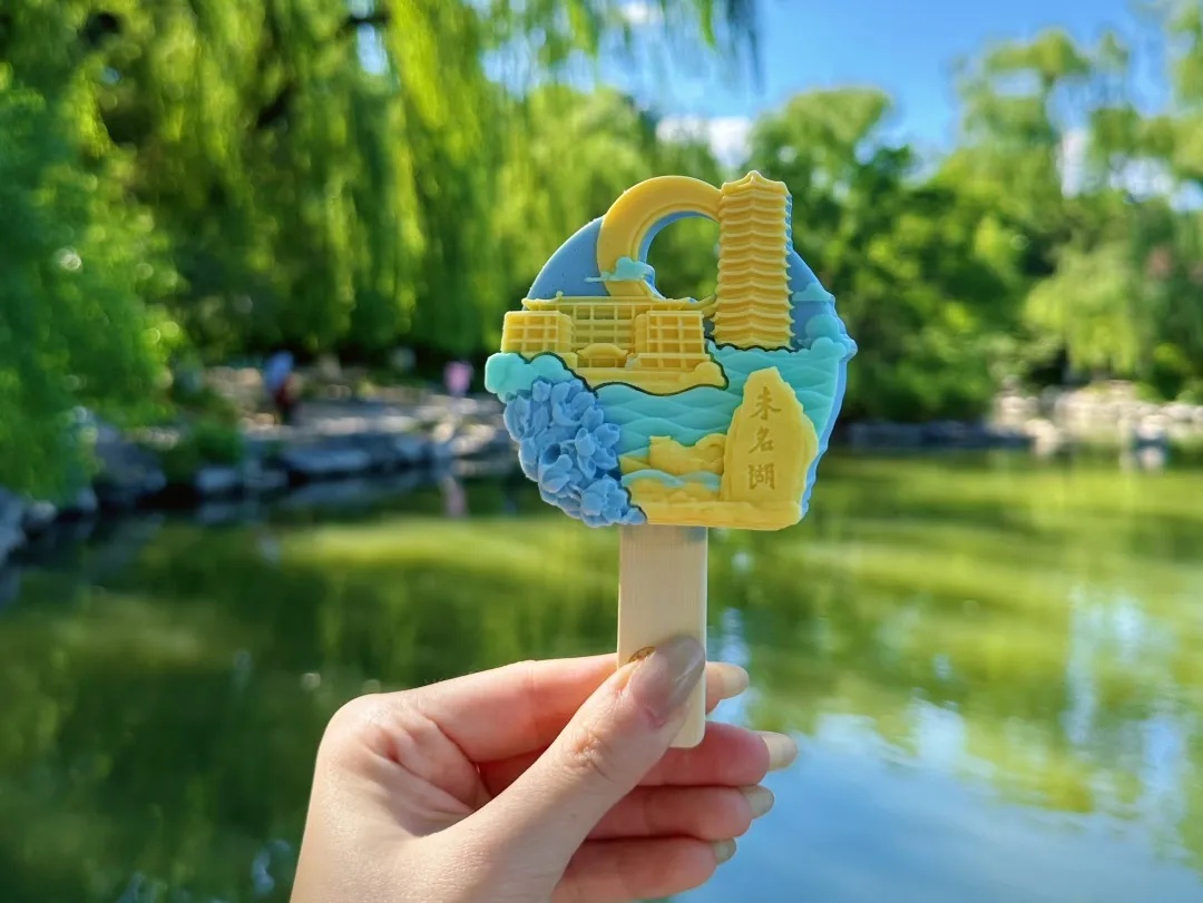 高校文创雪糕上新！大学生：“该如何委婉地让学校看到……”
