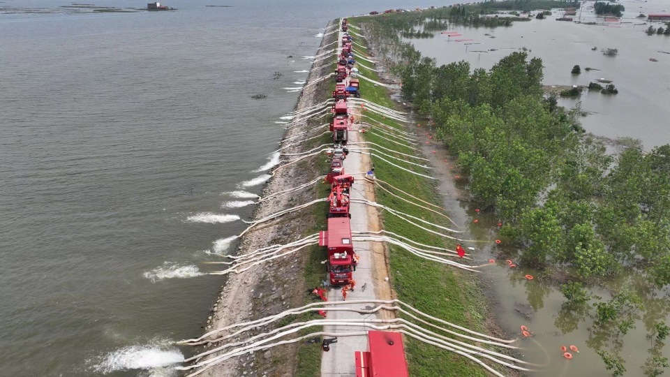 直击团洲垸排涝现场！应急抢险车辆排长龙，有队员穿上“黑科技”可抵抗疫水和血吸虫