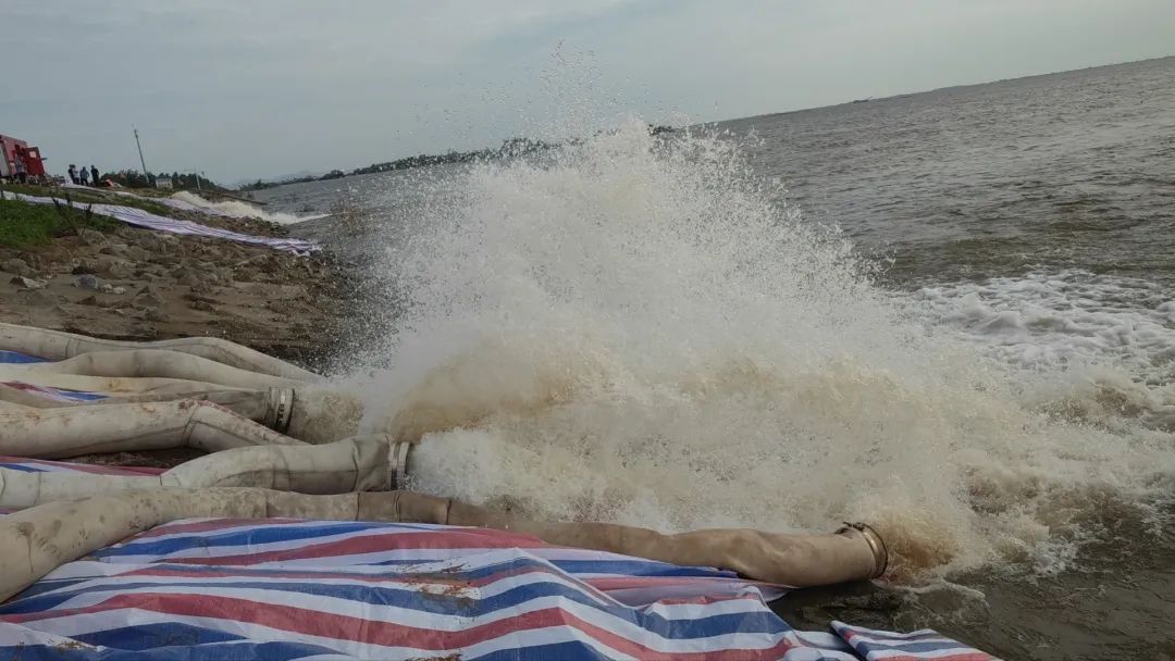 团洲垸内2.1亿立方米水量预计17天排完！消防持续排涝，增援力量今日将全部抵达