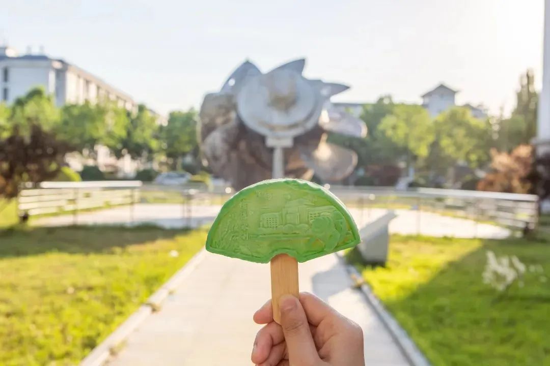 高校文创雪糕上新！大学生：“该如何委婉地让学校看到……”