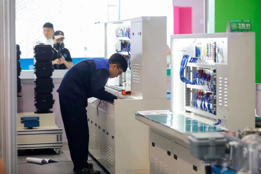 凭啥?他能从“讲台”走上国际技能大赛“奖台” 凭啥?他能从“讲台”走上国际技能大赛“奖台”