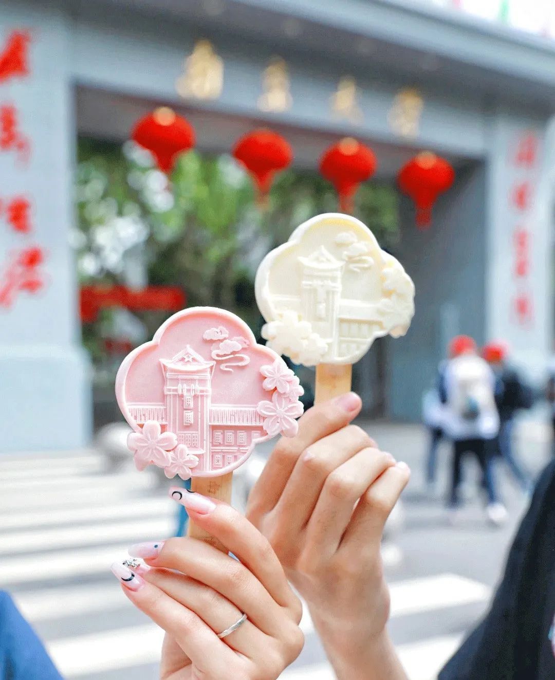 高校文创雪糕上新！大学生：“该如何委婉地让学校看到……”