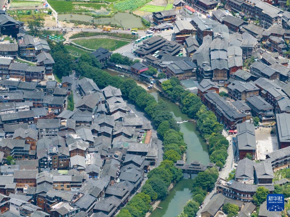 贵州：西江千户苗寨迎来暑期旅游旺季