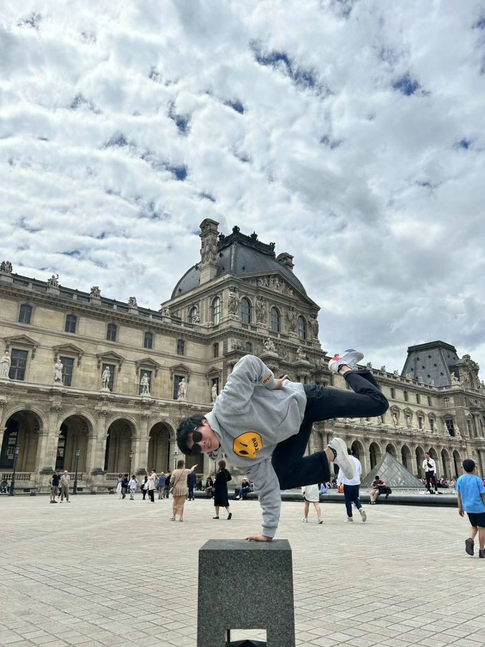 巴黎奥运会|中国霹雳舞队抵达巴黎进行赛前训练 巴黎奥运会|中国霹雳舞队抵达巴黎进行赛前训练