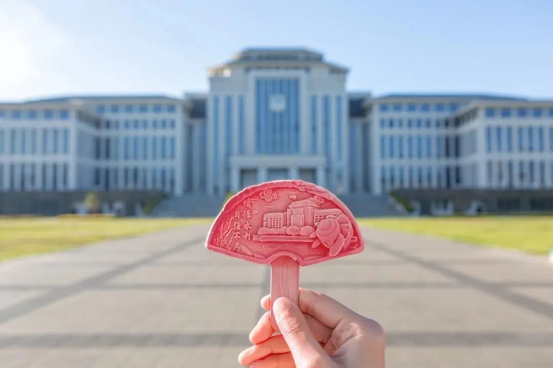 高校文创雪糕上新！大学生：“该如何委婉地让学校看到……”