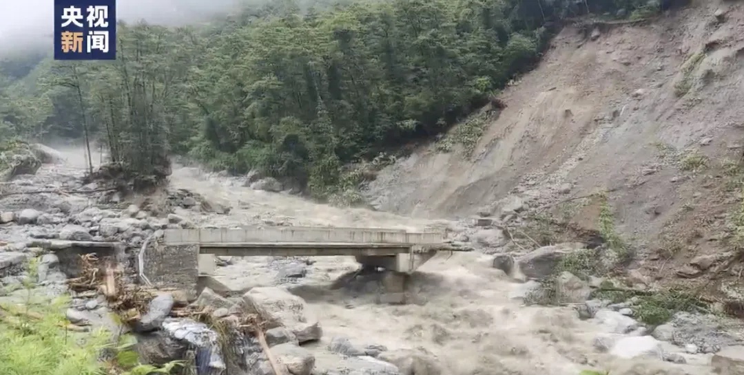 严重塌方泥石流！西藏日喀则一地道路被大水冲毁，多名游客滞留