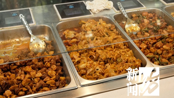 火了!在上海10元能吃3个菜!剩菜盲盒不会真是"剩菜"吧… 火了!在上海10元能吃3个菜!剩菜盲盒不会真是"剩菜"吧…