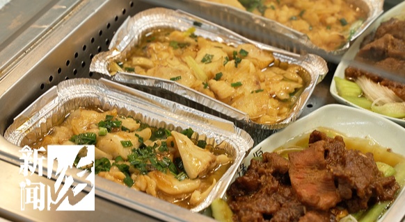 火了!在上海10元能吃3个菜!剩菜盲盒不会真是"剩菜"吧… 火了!在上海10元能吃3个菜!剩菜盲盒不会真是"剩菜"吧…