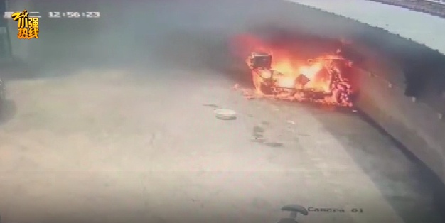 “都有阴影了!”停着的电瓶车突然被烧成空壳!这一点千万要注意… “都有阴影了!”停着的电瓶车突然被烧成空壳!这一点千万要注意…