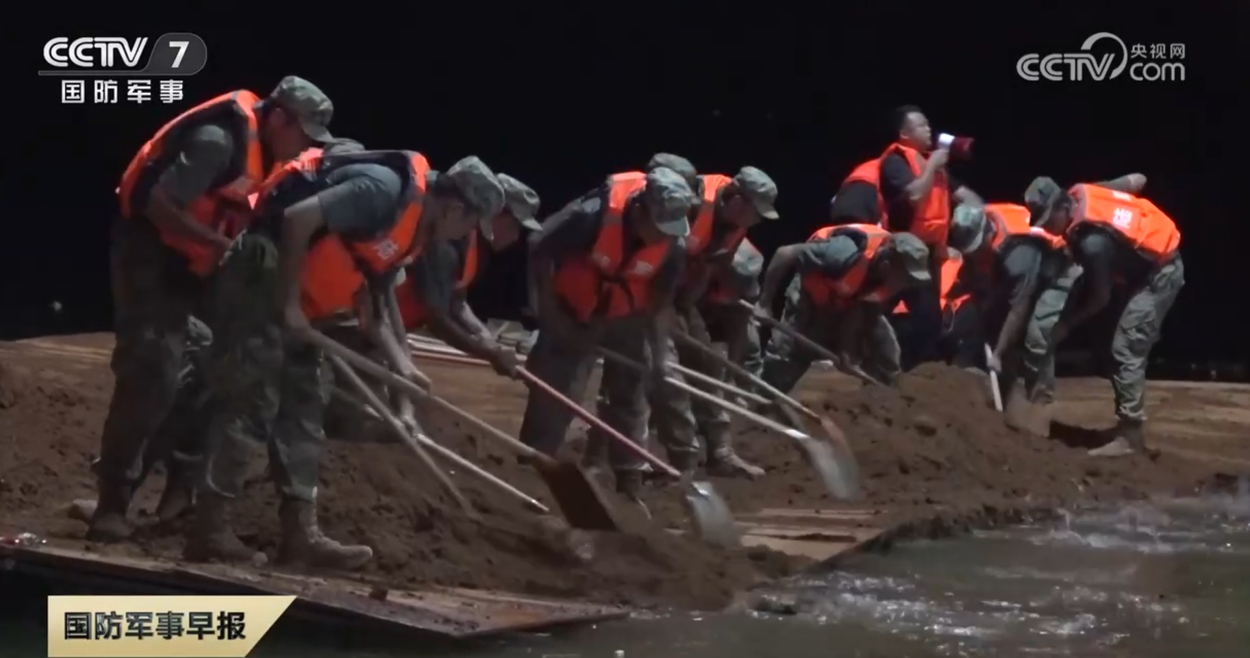 湖南省平江县九峰水库出现险情 官兵持续奋战抢险救援 湖南省平江县九峰水库出现险情 官兵持续奋战抢险救援