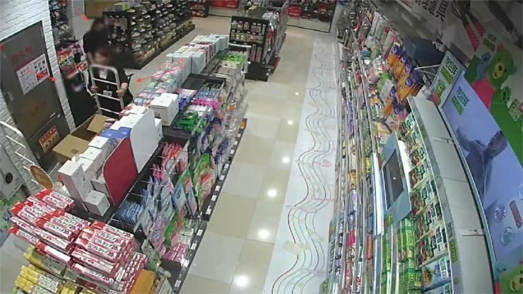 超市员工累次盗肉100多斤藏衣服中与姐妹在厕所交接,被拘 超市员工累次盗肉100多斤藏衣服中与姐妹在厕所交接,被拘