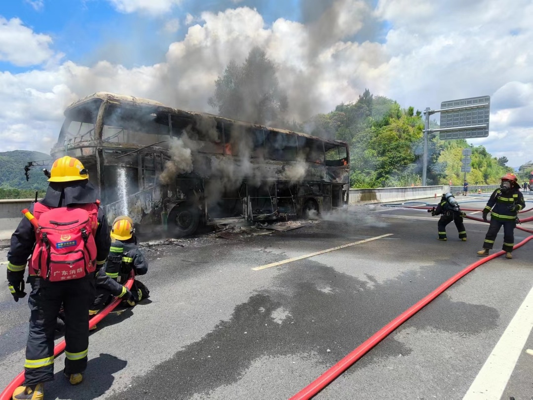 惊险！一客车行驶中起火，被烧成铁架！