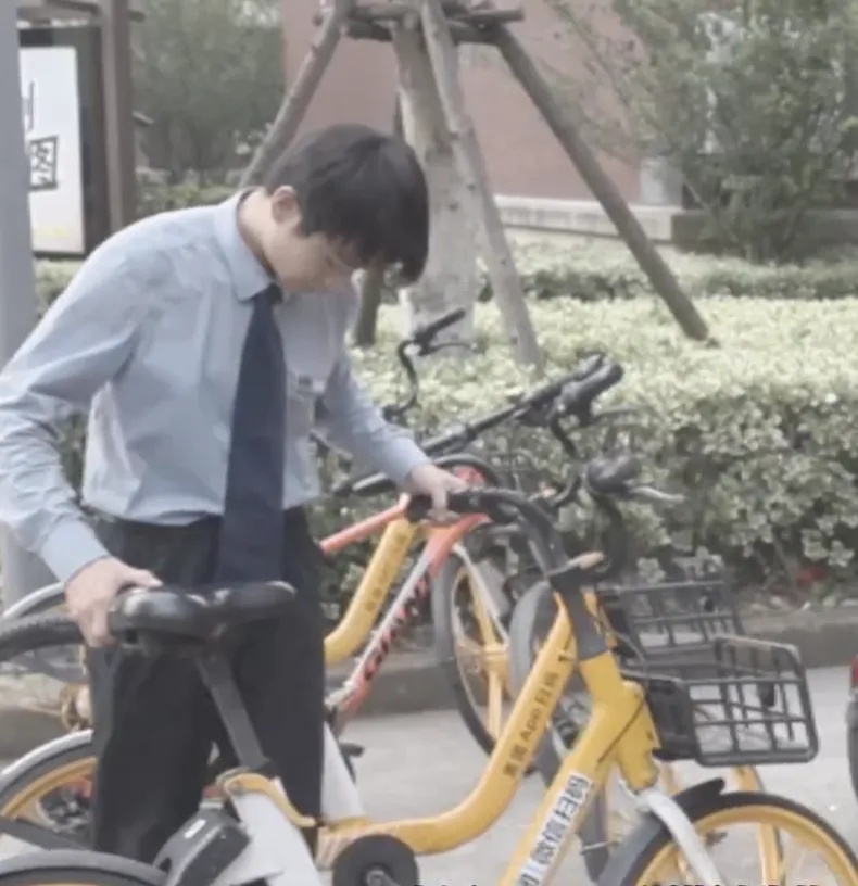 21岁小伙当“宿管大爷”月薪8千13薪,网友慕了! 21岁小伙当“宿管大爷”月薪8千13薪,网友慕了!