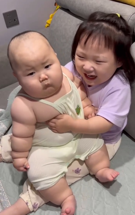 浙江3岁姐姐抱7个月27斤“壮汉”弟弟乐翻网友,妈妈:很健康,是吸收好 浙江3岁姐姐抱7个月27斤“壮汉”弟弟乐翻网友,妈妈:很健康,是吸收好