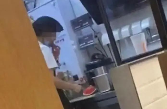 知名奶茶店员工被曝切西瓜时偷吃，检查结果公布