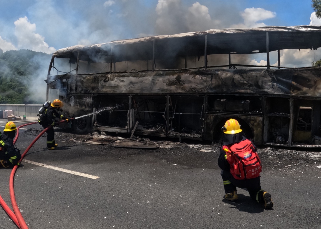 惊险！一客车行驶中起火，被烧成铁架！