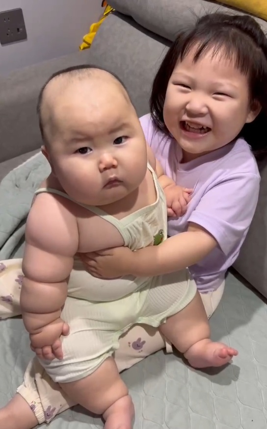 浙江3岁姐姐抱7个月27斤“壮汉”弟弟乐翻网友,妈妈:很健康,是吸收好 浙江3岁姐姐抱7个月27斤“壮汉”弟弟乐翻网友,妈妈:很健康,是吸收好