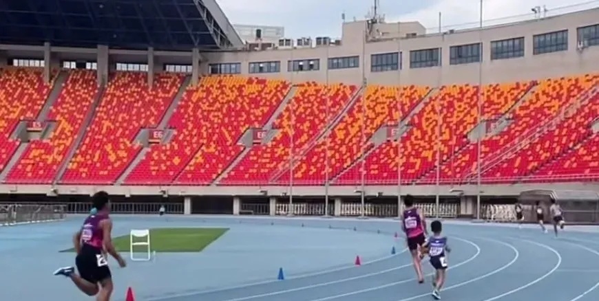 男子400米赛场惊现“小孩哥”！妈妈一次“乌龙”，意外获苏炳添“比心”