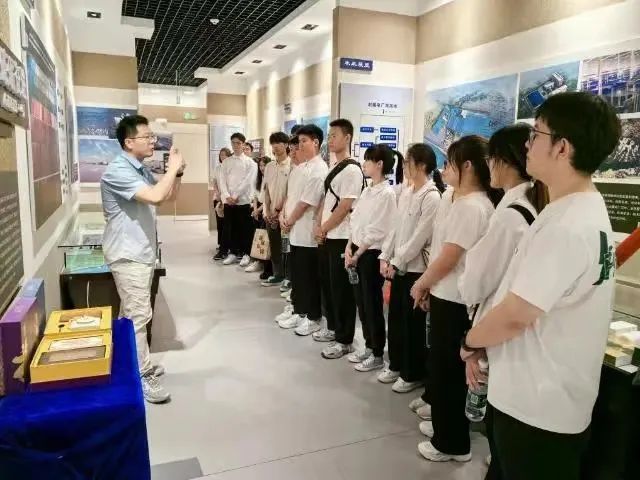 这堂课上能吃瓜?!同学:“瓜是真瓜!甜是真甜!” 这堂课上能吃瓜?!同学:“瓜是真瓜!甜是真甜!”