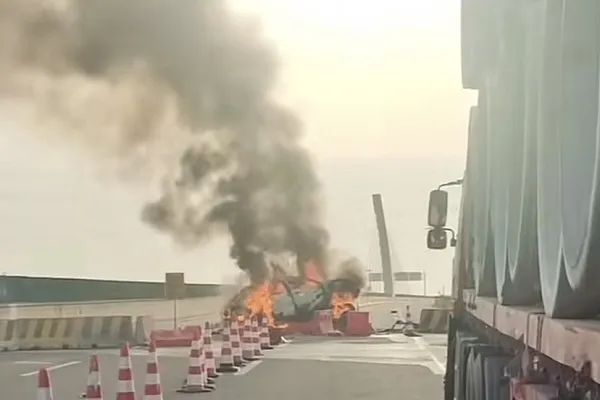 上海高速突发！一轿车撞上隔离墩后起火，被烧成空壳...车内有人逃生后躺在路边