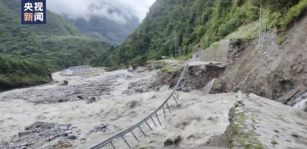 严重塌方泥石流！西藏日喀则一地道路被大水冲毁，多名游客滞留