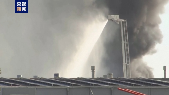 墨尔本一工厂化学品爆炸引发特大火灾 百名消防员紧急救援