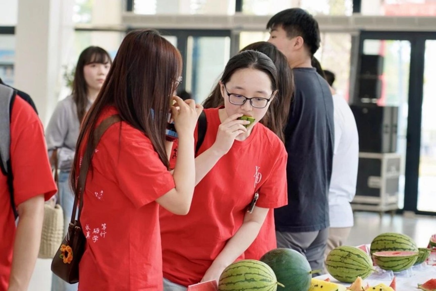 这堂课上能吃瓜?!同学:“瓜是真瓜!甜是真甜!” 这堂课上能吃瓜?!同学:“瓜是真瓜!甜是真甜!”